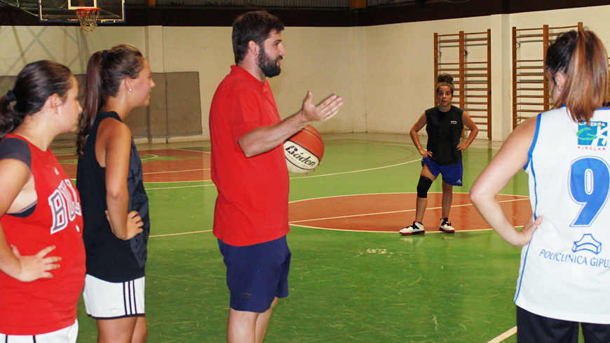 Las entrenadoras y entrenadores del Zornotza ST, reunidos perfilando la temporada