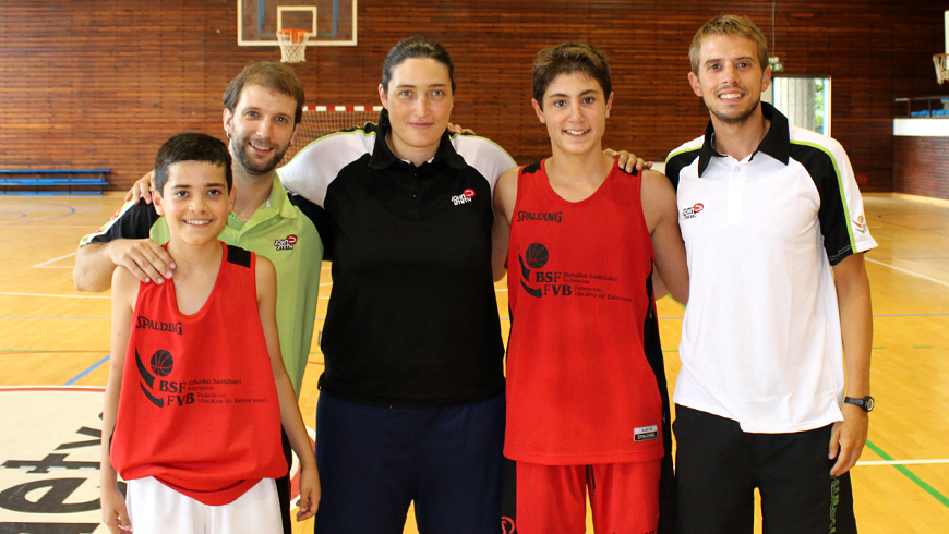 Kerman, Xabi, Javi, David y Naia, con la selección infantil masculina