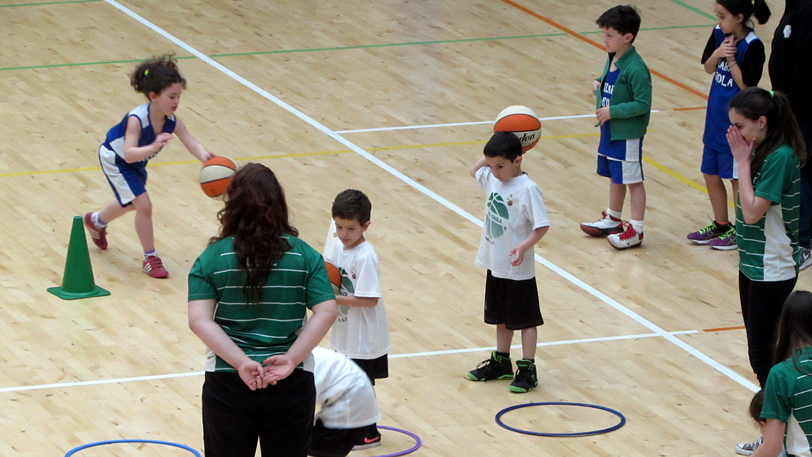 Diversión y mucho baloncesto en la Topaketa de Saski Eskola