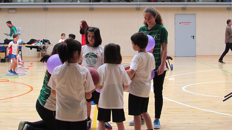 Diversión y mucho baloncesto en la Topaketa de Saski Eskola