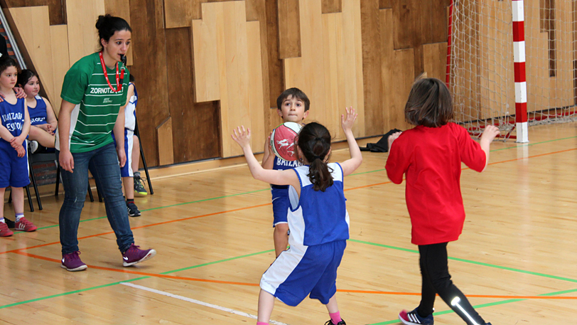 Diversión y mucho baloncesto en la Topaketa de Saski Eskola