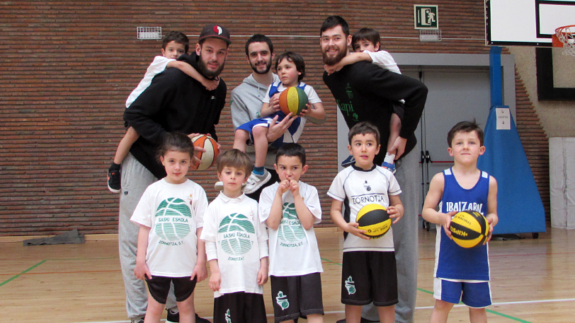 Diversión y mucho baloncesto en la Topaketa de Saski Eskola