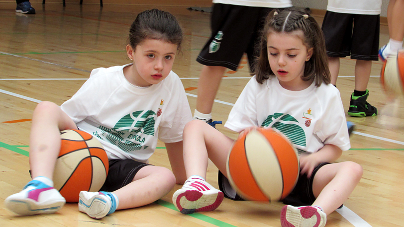 Diversión y mucho baloncesto en la Topaketa de Saski Eskola