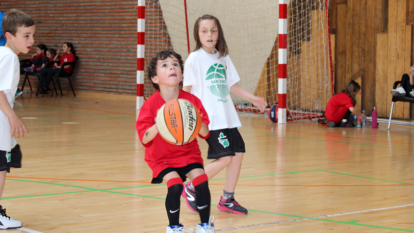 Diversión y mucho baloncesto en la Topaketa de Saski Eskola