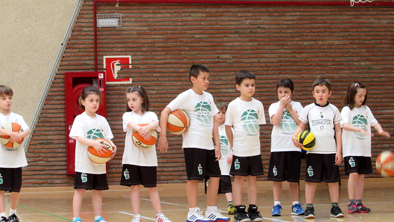 Diversión y mucho baloncesto en la Topaketa de Saski Eskola